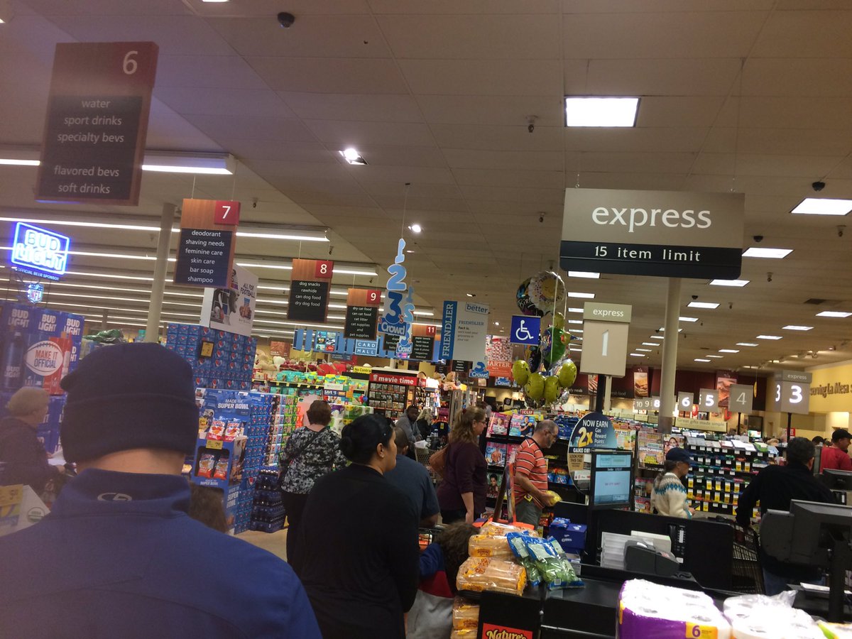SeaChelsters's tweet photo. .@vons Signs: "friendlier", "3's a crowd" Reality: no less than 10 people in all lines + horrible customer service 😒 https://t.co/FXzQtL5UOf