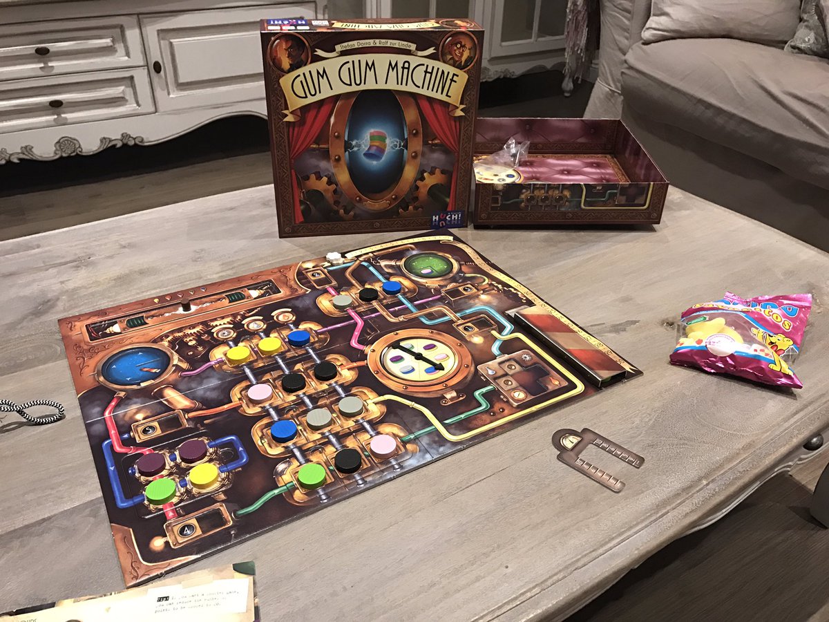 dojuegos's tweet photo. Y ahora vamos a acabar el fin de semana de partidas estrenando un juego que trajimos de Essen. #GumGumMachine,  a ver que tal. https://t.co/MtN8RgVyAJ