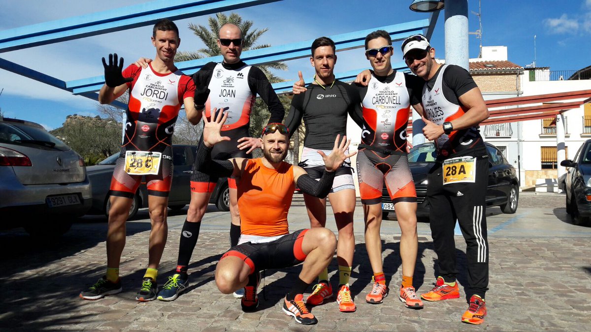 Impresionant l'equip format al <a href="/TriCarcaixent/">TRIATLO CARCAIXENT</a> per a competir avuí al duatló per equips Vila d'Almenara. Tot un merescut top10!!! Enhorabona.