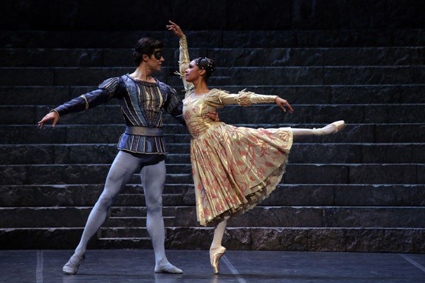 acheni_23's tweet photo. Lo #spettacolo nello spettacolo #RomeoeGiulietta #Prokof’ev @RobertoBolle e #MistyCopeland @raicinque @TvTalk_Rai https://t.co/vxBySQwKRq