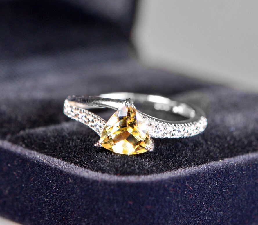 This champagne colored heart stone ring is our absolute favorite 🍾💛 // available for $35/month via our subscription box. Link in bio 💝