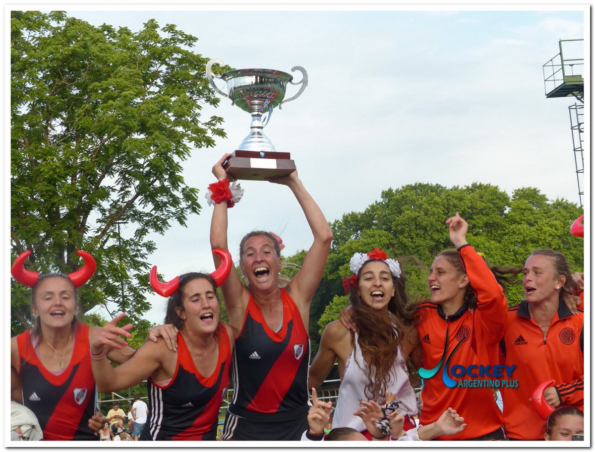 hockeyargplus's tweet photo. #DaleCampeon  📷🏆🎉 Galería de fotos Premiación y Festejos de los Campeones del Metro - River Plate - Bco. Provincia ▶️https://t.co/dYMSzWaaYc https://t.co/FRa0BkdHI6