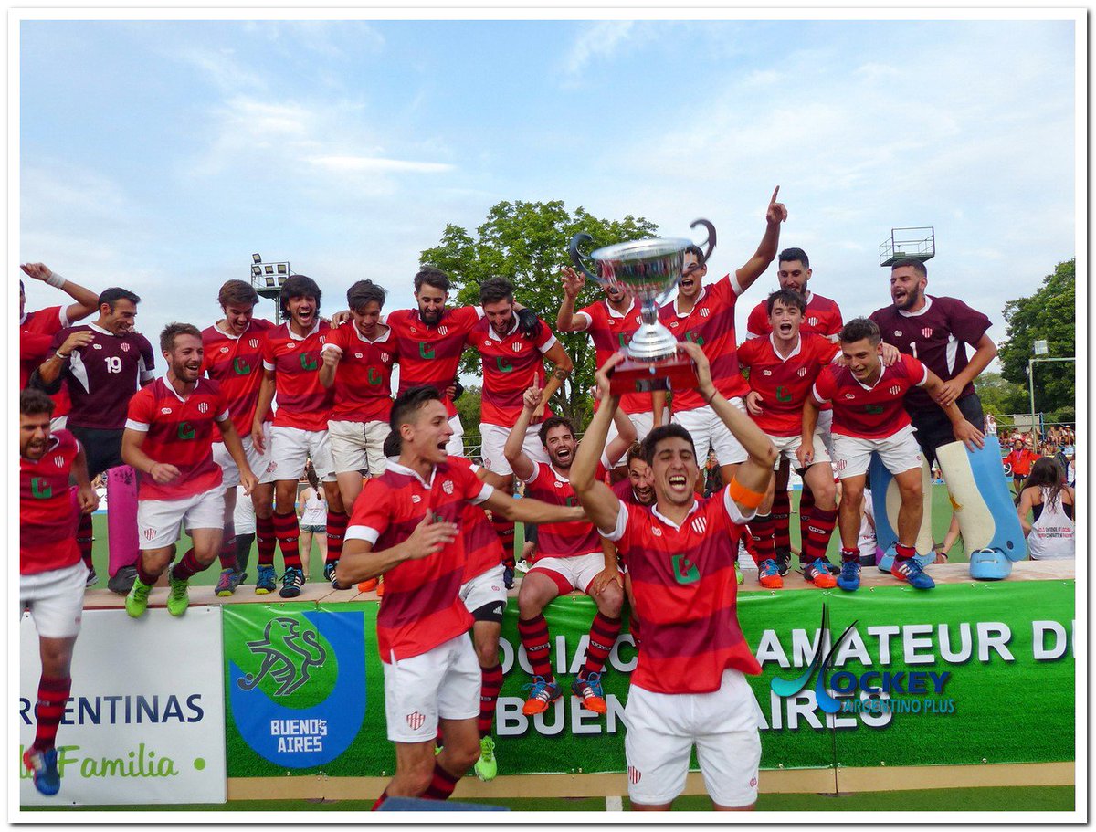 hockeyargplus's tweet photo. #DaleCampeon  📷🏆🎉 Galería de fotos Premiación y Festejos de los Campeones del Metro - River Plate - Bco. Provincia ▶️https://t.co/dYMSzWaaYc https://t.co/FRa0BkdHI6