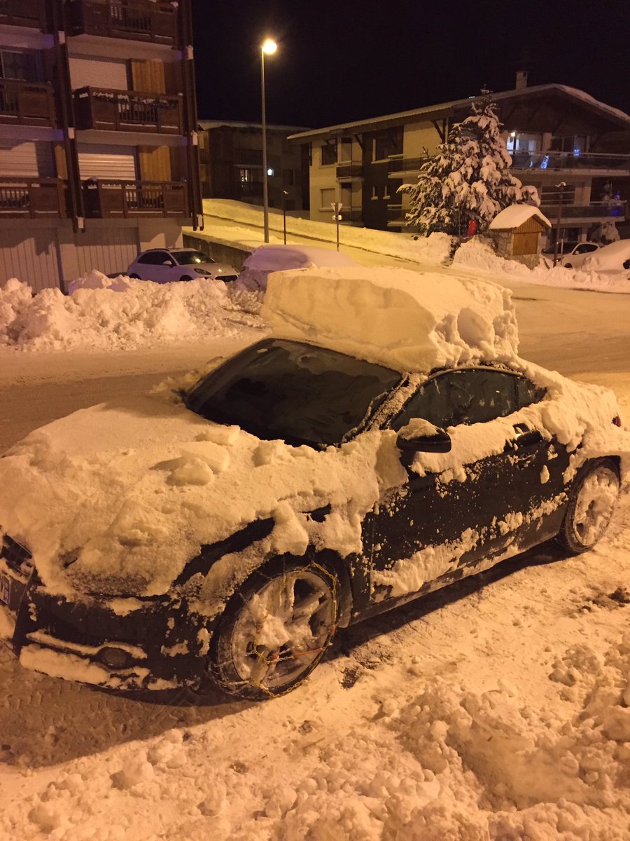 edwardwithw's tweet photo. Ägarmeddelande: Du har missuppfattat vad takbox på bilen innebär https://t.co/XccqLmj0YM