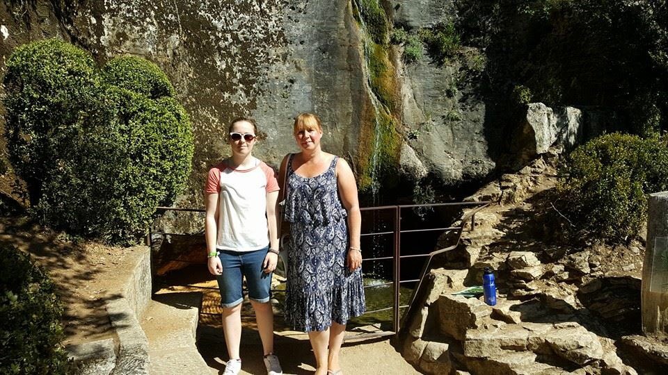 Throw back to when I was anaemic and was about to pass out, and mum still wanted a photo   😂😂😂😂👌🏻,
