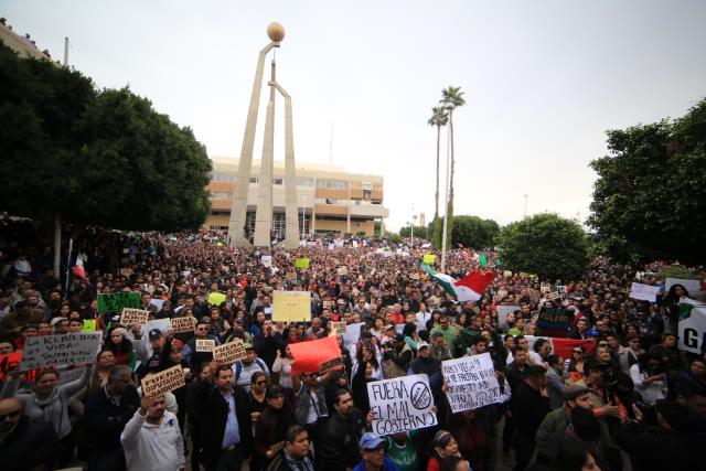 JesseAbraham74's tweet photo. @JohnMAckerman en Mexicali siguen las protestas por la gasolina y la ley del agua, ya basta de tanto cinismo en los políticos. https://t.co/WnNhnKqgl4
