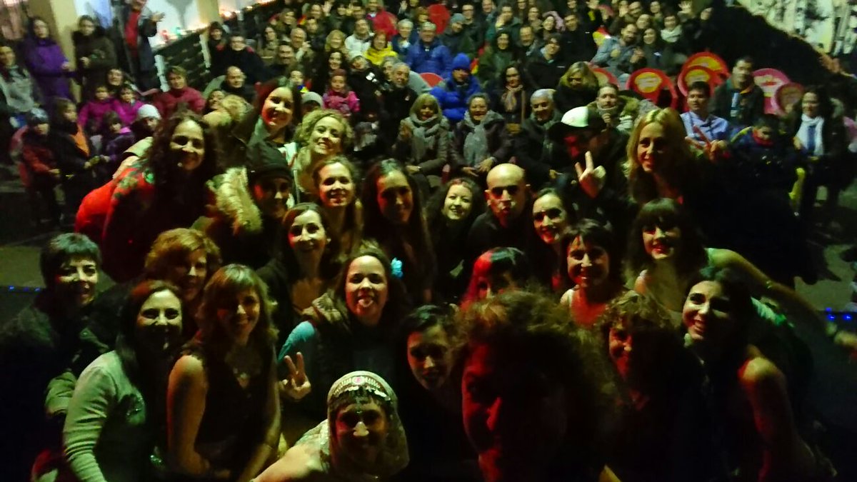 La_Nariz_Roja's tweet photo. Artistas y publico juntos tras Le Petit Cabaret #danza #dance #Torrelavega #Cantabria @CarnivaleTorre @DeliriumTribal #bellyfusions https://t.co/K618kqLXKR