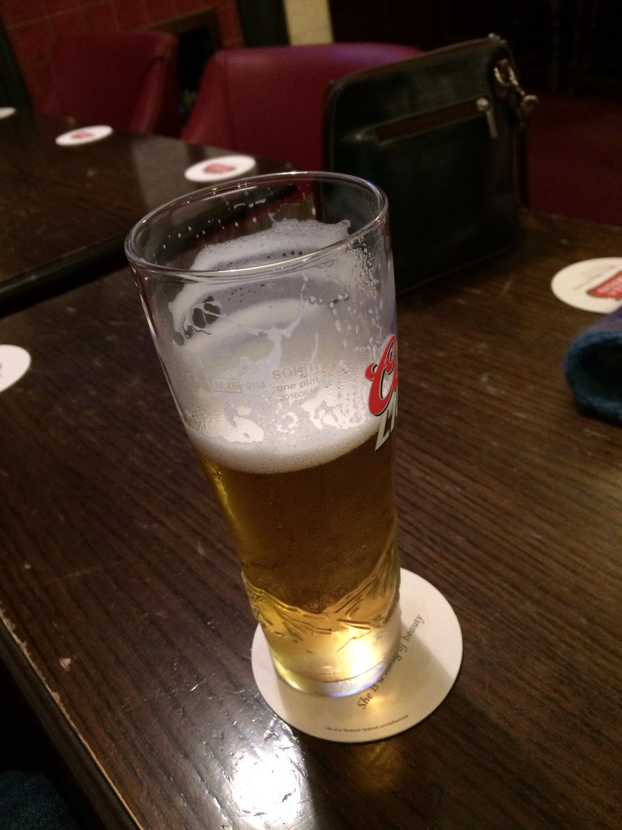 deggsy22's tweet photo. @AlexGregoryGB Cheers Alex! Poured by an Aussie too which seems quite apt! #Champ #beatAUS #Enjoy https://t.co/VGDrUI6fOR