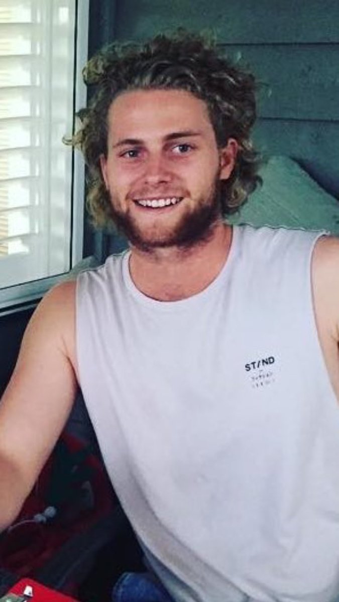 oldtweetsof5sos's tweet image. you before shaving vs after shaving