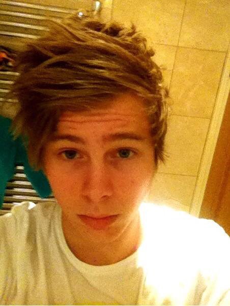 oldtweetsof5sos's tweet image. you before shaving vs after shaving