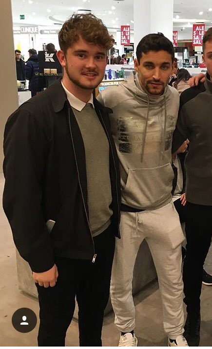 SharkTeamFC's tweet photo. BREAKING || Pork Vale are delighted to announce the arrival of @NHollingworth97 on a 5 year deal.
Here he is with a fan. #HolBack https://t.co/2mfIbvEawy