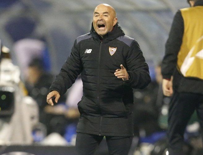 ChattingSport's tweet photo. Real Madrid's 40 game unbeaten run is over at the hands of Sevilla. What a great job Jorge Sampaoli is doing! https://t.co/TVtvEayKiW