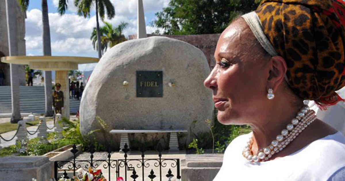 RevistaSemana's tweet photo. Ante la tumba de Fidel Castro en Santiago de Cuba, @piedadcordoba anunció su candidatura a la presidencia https://t.co/JN9Q8oNFdF https://t.co/kXry3Vb2Kv