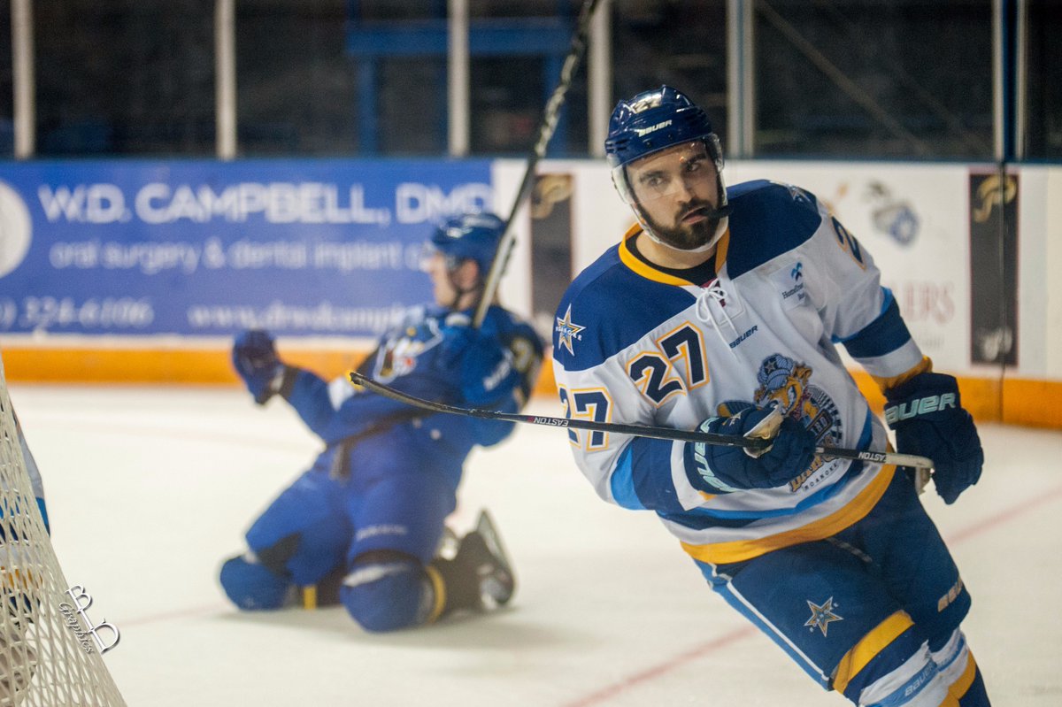 BLDGraphics's tweet photo. When you miss the "shot" but still capture something that tells the story. Snakes win in OT over the Rail Yard Dawgs...... #SPHL #GoSnakesGo https://t.co/Td9lmA7Lym