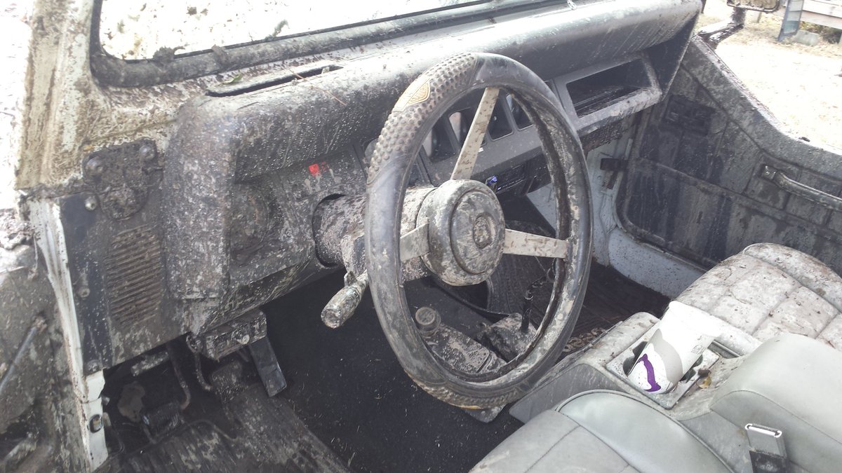 HomelessHarriso's tweet photo. If you drive a jeep and the inside doesn't look like this, you're doing it wrong. https://t.co/PACCZ2fpyv