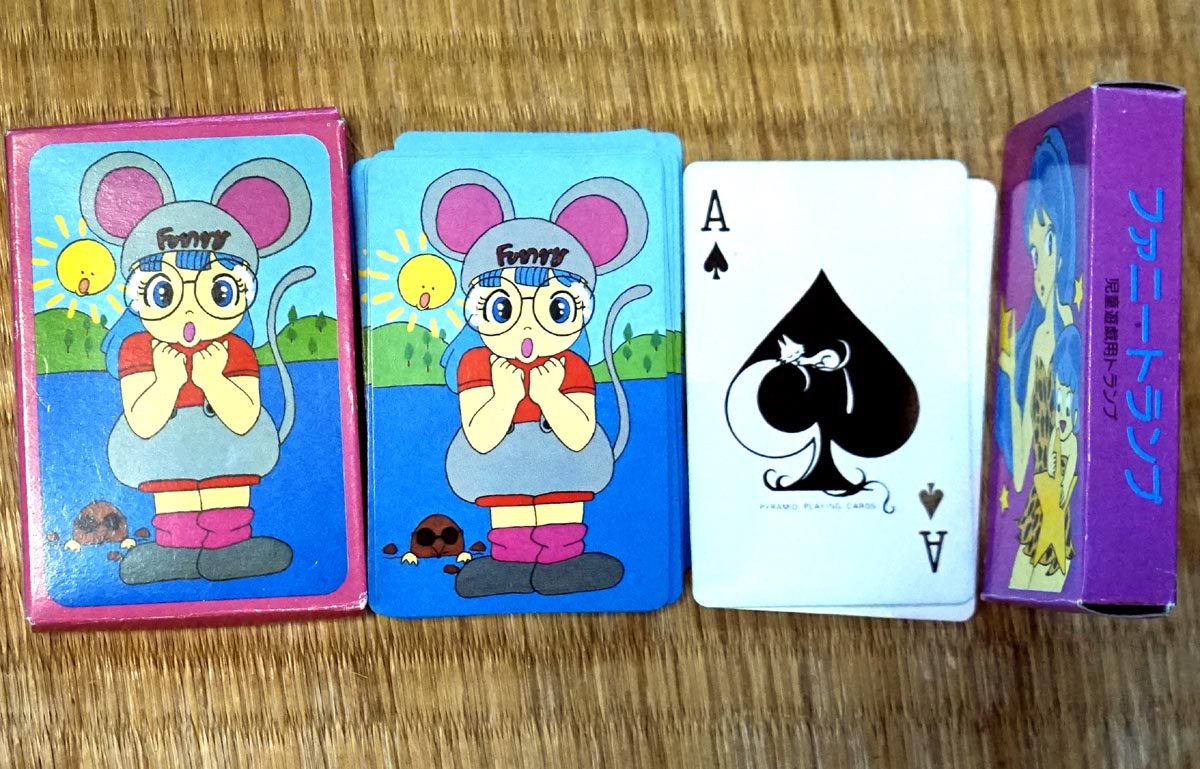 裏庭映画保存会 Twitterissa ユルい絵のアニメトランプ 80年代の商品か 商品名 ファニートランプ ラムちゃんとアラレちゃん風キャラ ラムちゃんの水着が原始人みたいである アラレちゃんも帽子の名前が ｆｕｎｎｙ 今日も一日気を抜いていこうぜ