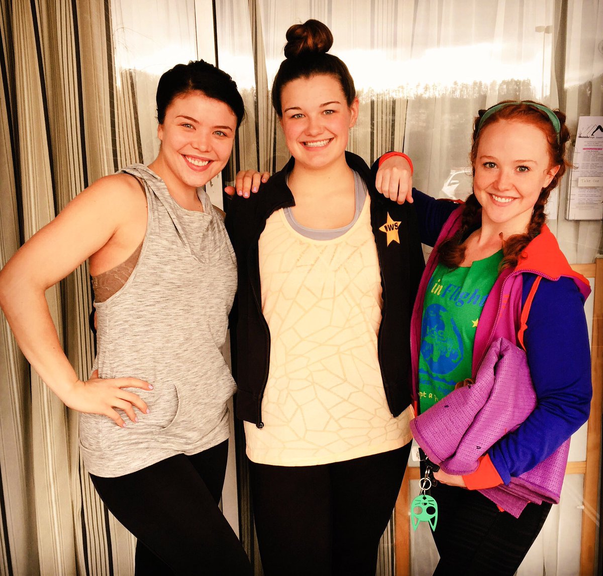Sundays are for football &amp; prepping for the week. These Honeys enjoyed some yoga today! What do you like to do to recharge? 🏈🔥#SundayFunday