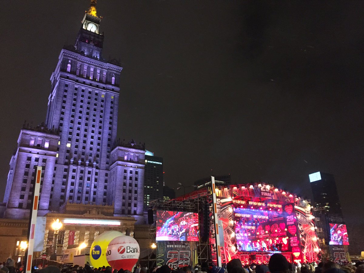 Dominikabrodow1's tweet photo. #wosp2017 25 year of great initiative #Owsiak millions of ❤️ and positive vibes ✨#Warsaw https://t.co/V5Lc52Pl9Z