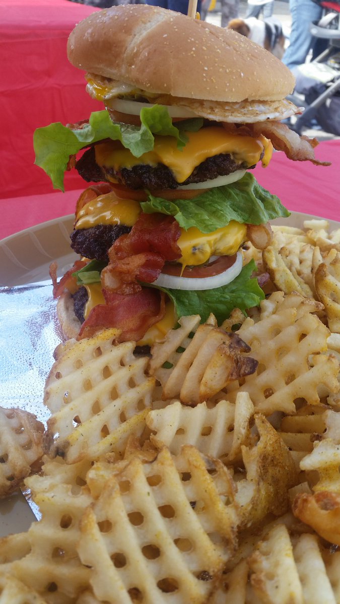 JohnCockerill1's tweet photo. Triple Challenge - 30 minutes to finish all. #cheeseburger #triplecheese #tacosandburgers #SundayFunday #manVsfood https://t.co/fpBphUXxIP