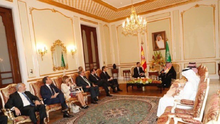 RTarabic's tweet photo. وزيرة إسبانية ترتدي تنورة قصيرة في #السعودية
#اسأل_أكثر
https://t.co/2NMf977Abl https://t.co/BDJgT9c1Ak