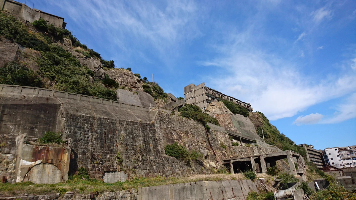 これも時代の流れか…軍艦島にある白いものの正体ｗｗｗ