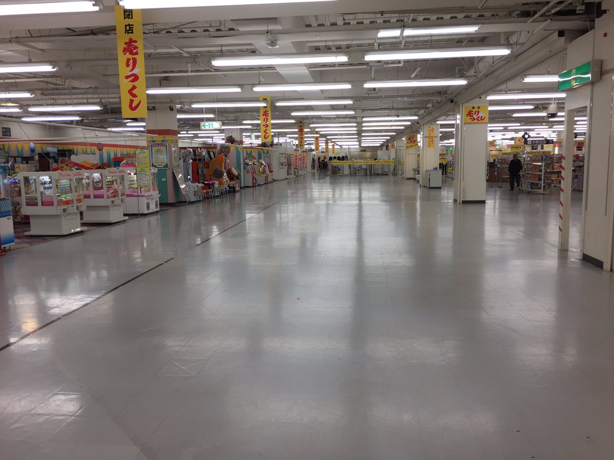 Jp Super イオン鹿児島谷山店 ダイエー矢印 2階は在庫が減ったのかガランと 3階のお客様入口の色づかいが珍しい ハイパーマート時代の名残なのかな
