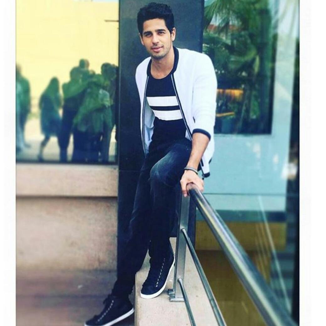 PadhyePurva's tweet photo. Happy birthday..❤ 
#loveStruck..❤ @S1dharthM https://t.co/WZdjy0Kx3K