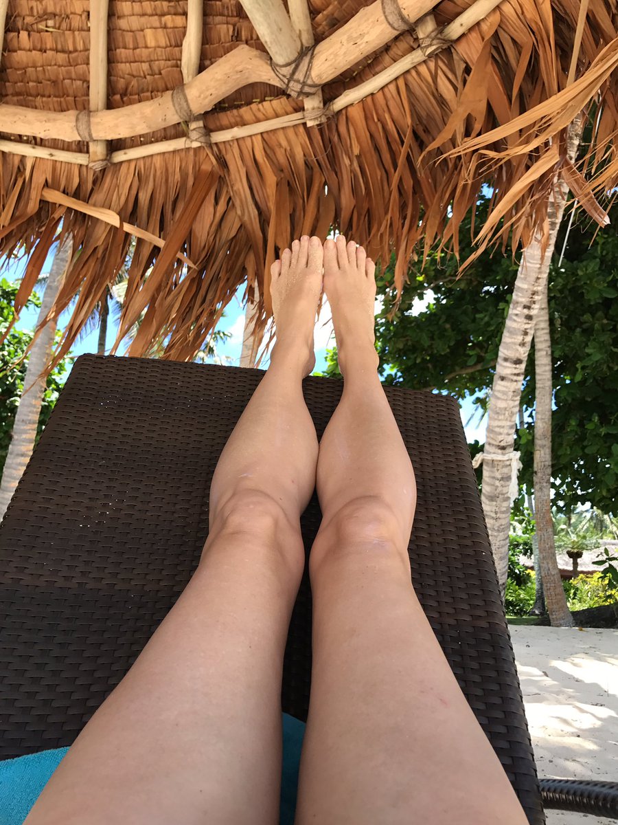 LeslieZemeckis's tweet photo. Balance #feetInAir https://t.co/eG9Fh2eSWd