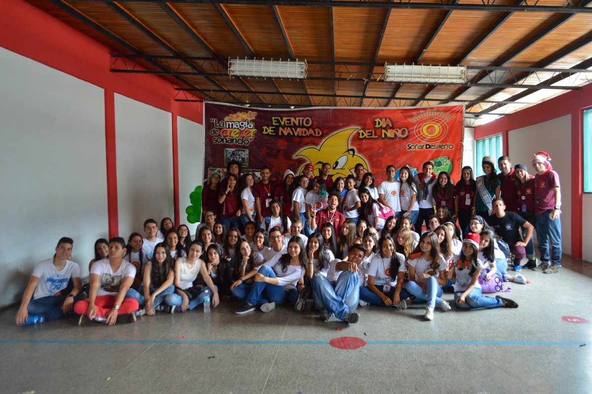 sdespiertosc's tweet photo. #TBT de como finalizó nuestro evento, nunca puede faltar nuestra foto global, vamos por más, soñadores!! https://t.co/yDN6NzJj77