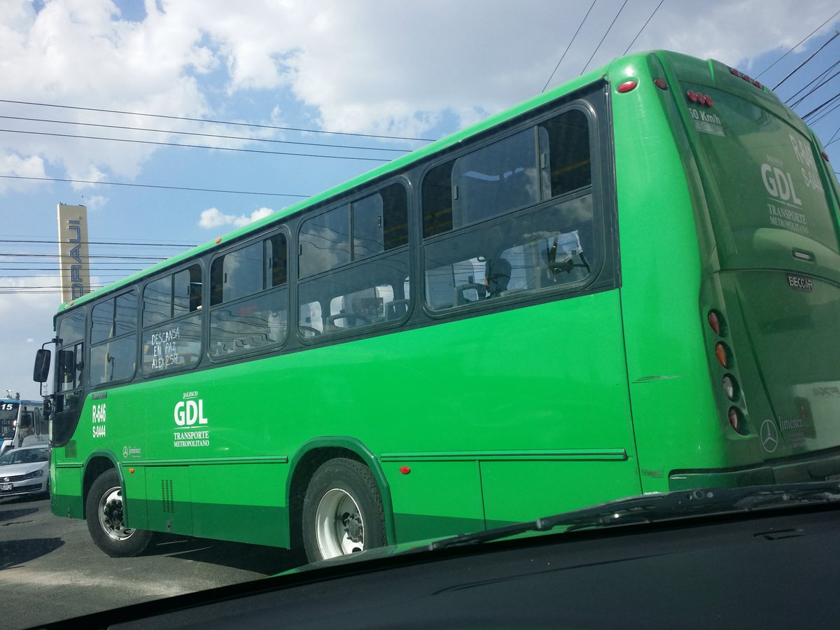 jdjmoreno's tweet photo. @MABYLOYA @_EnGdl @Trafico_ZMG @PulpoCamionero @MovilidadJal asi es tierra de nadie se atraviesan como si la Cd fuera de ellos. https://t.co/UPEyi4HGPS
