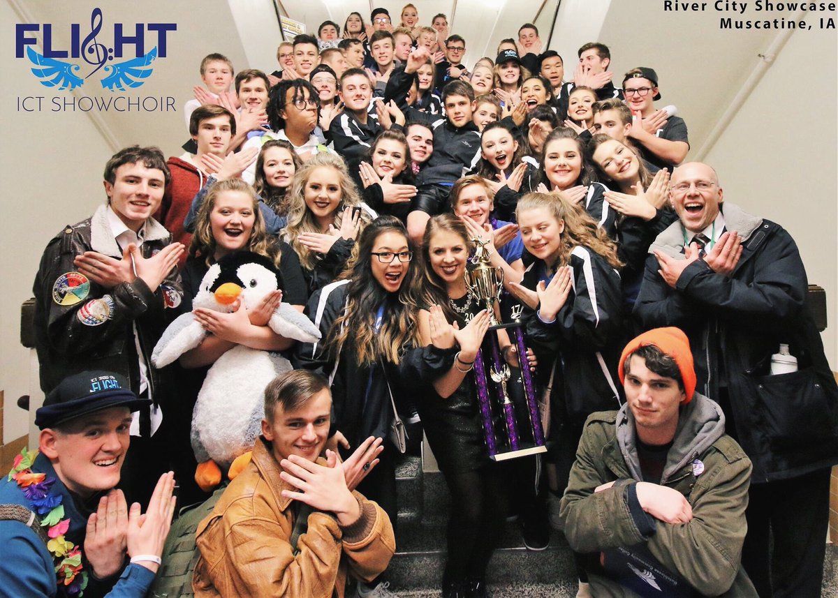 TheAshleyTran's tweet image. no one else I'd want to spend 9 hours on the bus with, I love these people with all my heart💙✈️🍩