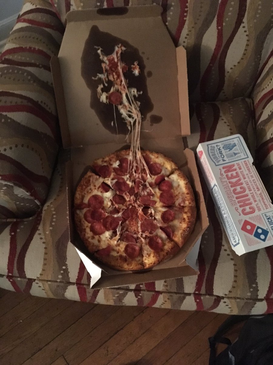 cbutler135's tweet photo. @dominos 15 minutes late and came like this https://t.co/sxbOLJH1vw