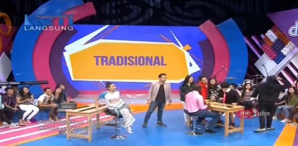 dahSyatMusik's tweet photo. Milih 'Tradisional" nih hahah emang ngerti makanan tradisional?? wkwkw  #DahsyatTerbaik https://t.co/FHAOGDx1XI