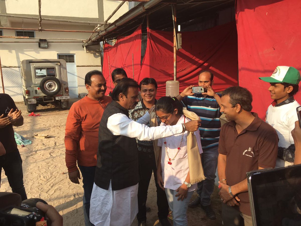 igautamshah's tweet photo. ' કરુણા અભિયાન '
નમો નમઃ પરિવાર દ્વારા આયોજિત પક્ષી બચાઓ અભિયાનની મુલાકાત લીધી અને સેવા આપતા ડૉ. ને સન્માનિત કર્યા
#Uttarayan2017 #Ahmedabad https://t.co/PV7mhda7BT