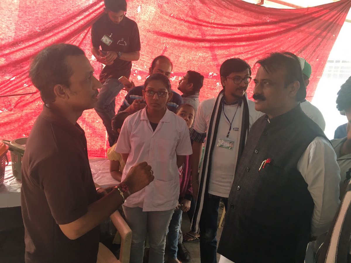 igautamshah's tweet photo. ' કરુણા અભિયાન '
નમો નમઃ પરિવાર દ્વારા આયોજિત પક્ષી બચાઓ અભિયાનની મુલાકાત લીધી અને સેવા આપતા ડૉ. ને સન્માનિત કર્યા
#Uttarayan2017 #Ahmedabad https://t.co/PV7mhda7BT