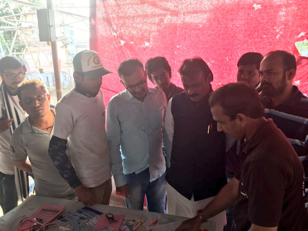 igautamshah's tweet photo. ' કરુણા અભિયાન '
નમો નમઃ પરિવાર દ્વારા આયોજિત પક્ષી બચાઓ અભિયાનની મુલાકાત લીધી અને સેવા આપતા ડૉ. ને સન્માનિત કર્યા
#Uttarayan2017 #Ahmedabad https://t.co/PV7mhda7BT