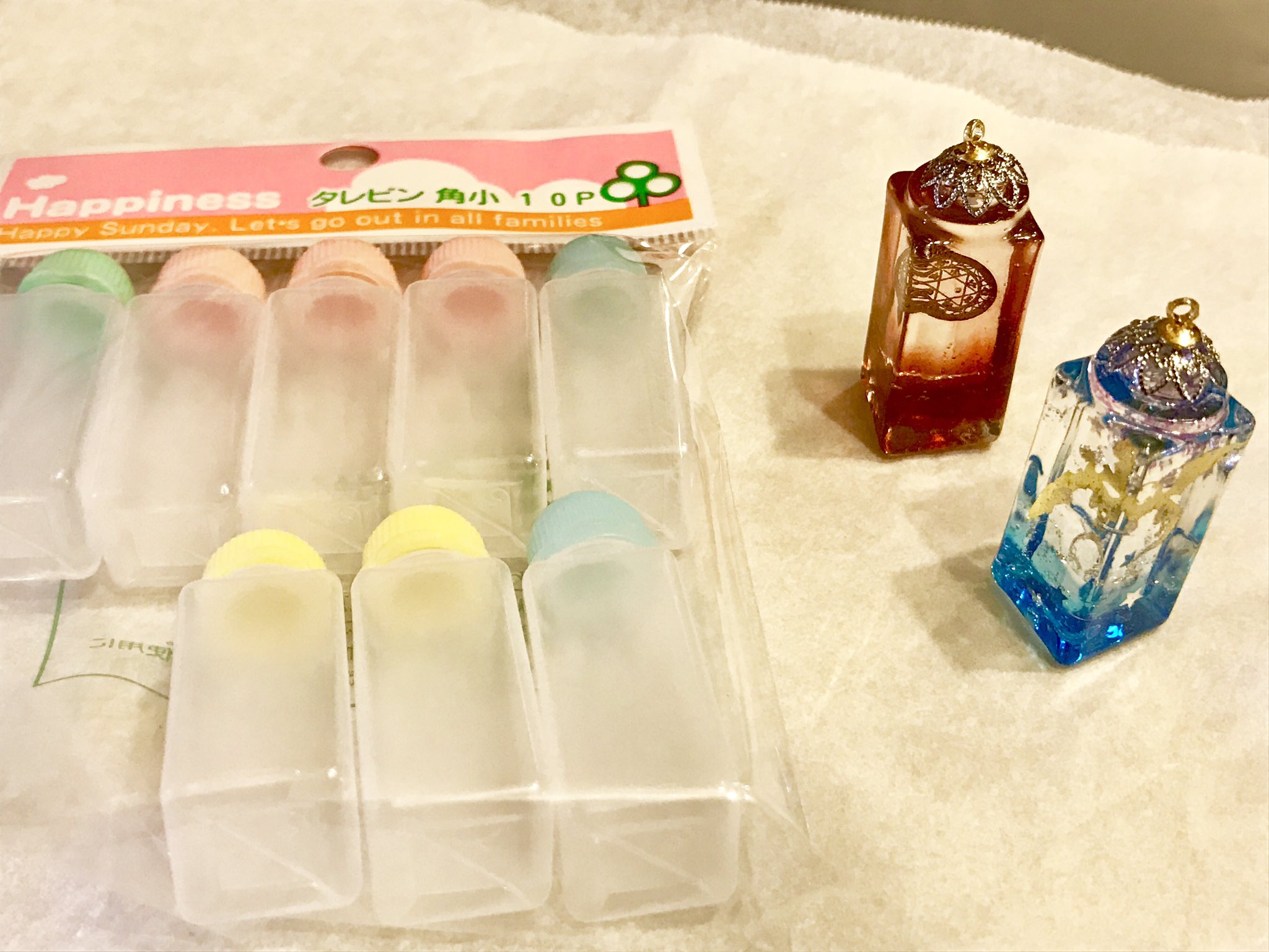 こなつむり創作アカ 粘土 レジン ガラスの小瓶使うと 割れるし 危なっかしい レジン作品 キャンドゥの たれビン 10個入り レジンにくっつかない素材だから 固めた後に ハサミで切り込んで ツルッと剥けるの これは大事なお客様への オマケ 瓶詰め風