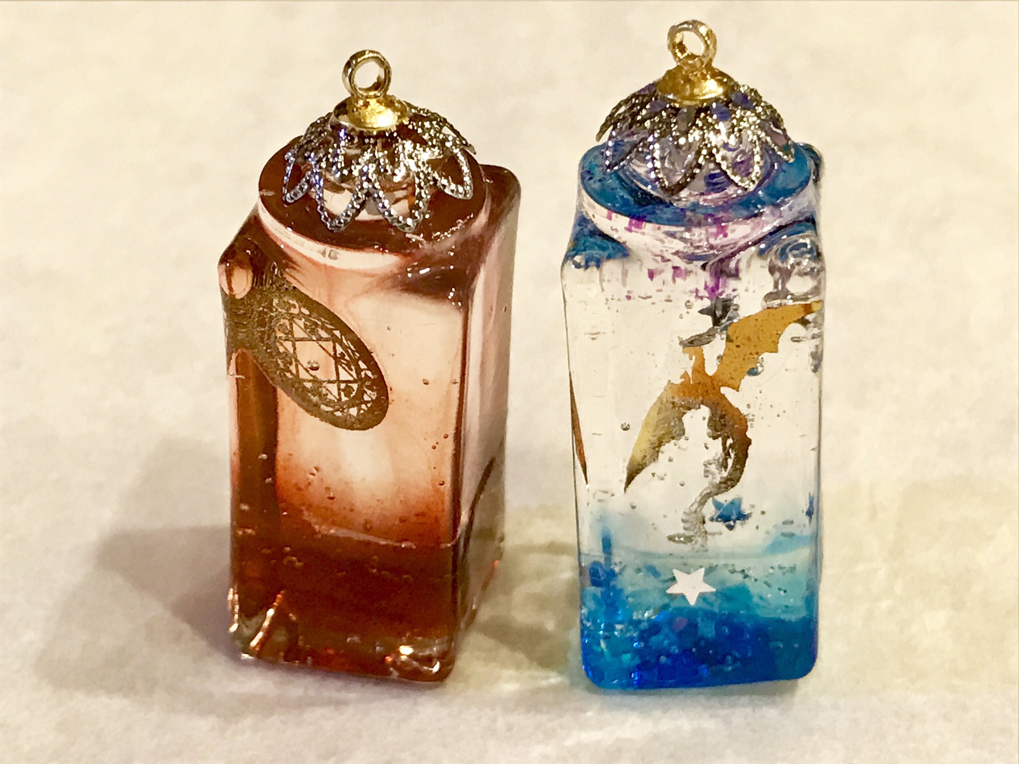 こなつむり創作アカ 粘土 レジン ガラスの小瓶使うと 割れるし 危なっかしい レジン作品 キャンドゥの たれビン 10個入り レジンにくっつかない素材だから 固めた後に ハサミで切り込んで ツルッと剥けるの これは大事なお客様への オマケ 瓶詰め風