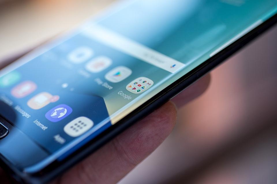 ForbesTech's tweet photo. Is Samsung finally going to release a foldable smartphone? https://t.co/YWyDqRXM6I https://t.co/pYqQYbNRj0