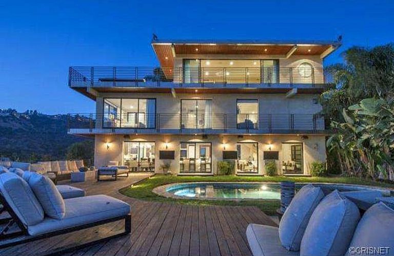 DesignerREstate's tweet image. Mansion in #LA with breathtaking views over the city! This three story retreat has an in-house elevator! Recently sold for $5.7 milllion!