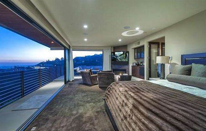 DesignerREstate's tweet image. Mansion in #LA with breathtaking views over the city! This three story retreat has an in-house elevator! Recently sold for $5.7 milllion!