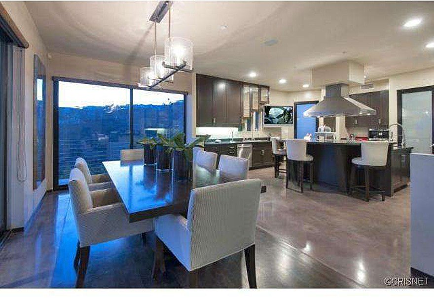 DesignerREstate's tweet image. Mansion in #LA with breathtaking views over the city! This three story retreat has an in-house elevator! Recently sold for $5.7 milllion!