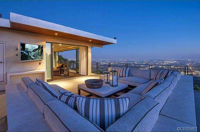 DesignerREstate's tweet image. Mansion in #LA with breathtaking views over the city! This three story retreat has an in-house elevator! Recently sold for $5.7 milllion!