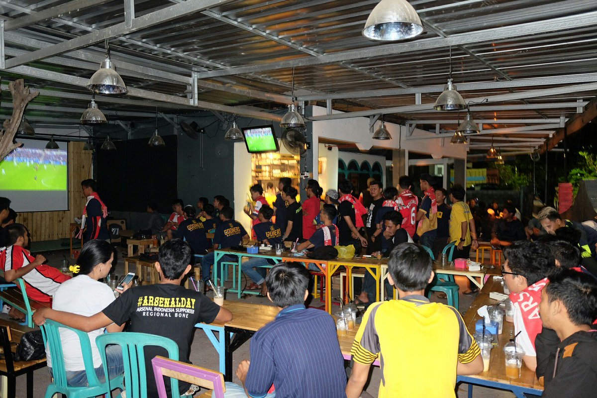 AisSidrap's tweet photo. Sisa foto nobar swanse v arsenal @ID_ARSENAL https://t.co/ih6C80Cc4h