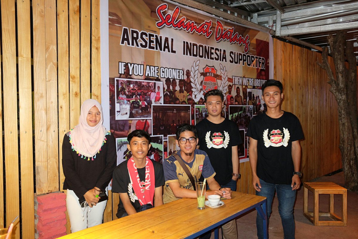 AisSidrap's tweet photo. Sisa foto nobar swanse v arsenal @ID_ARSENAL https://t.co/ih6C80Cc4h