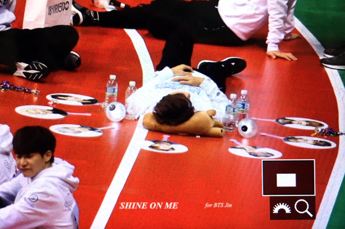 คูมมี๊น้องแท 𐤀 tweet media