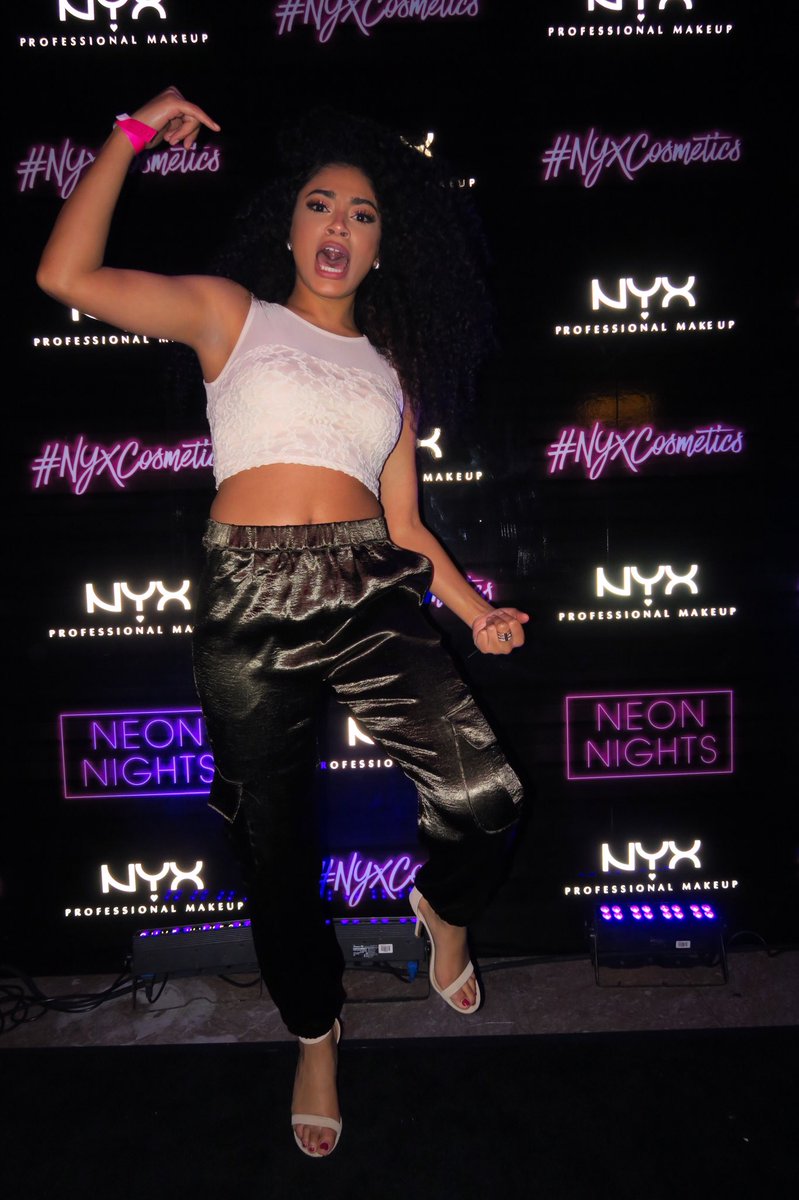 JasMeannnn's tweet image. How I take pics at the carpet... oops💁🏽