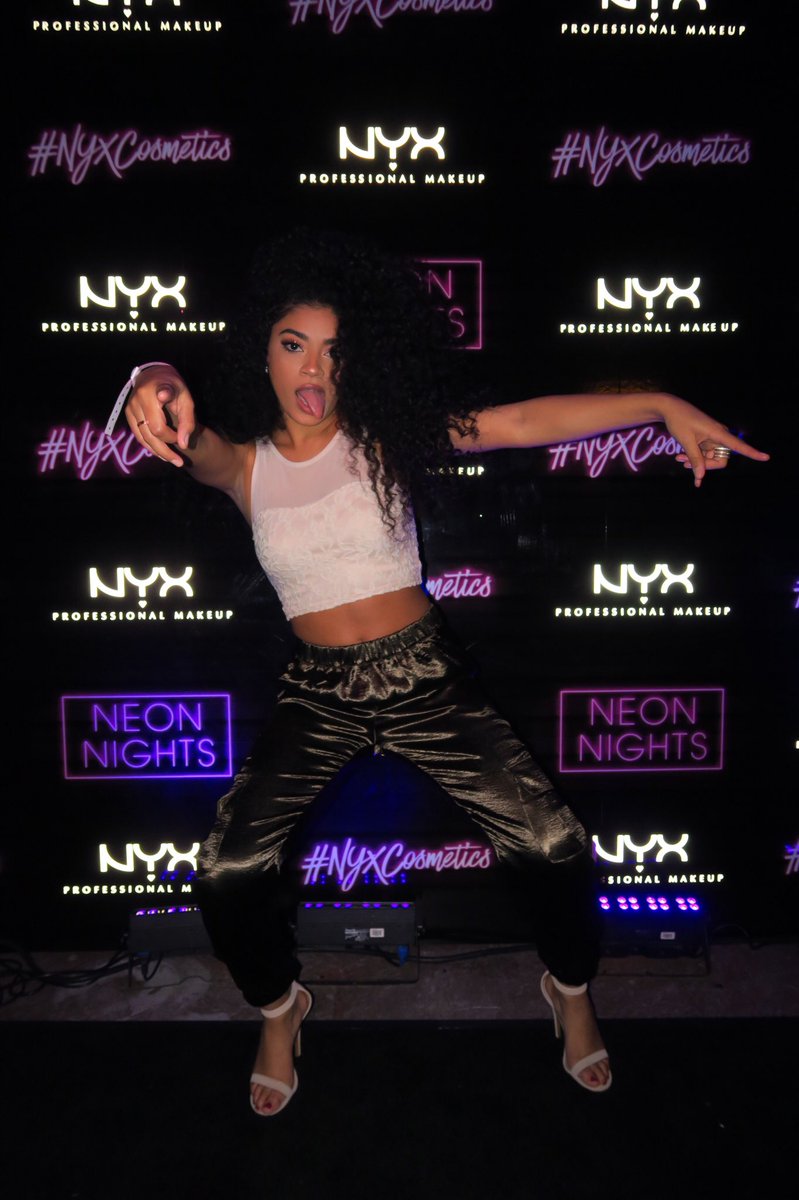 JasMeannnn's tweet image. How I take pics at the carpet... oops💁🏽