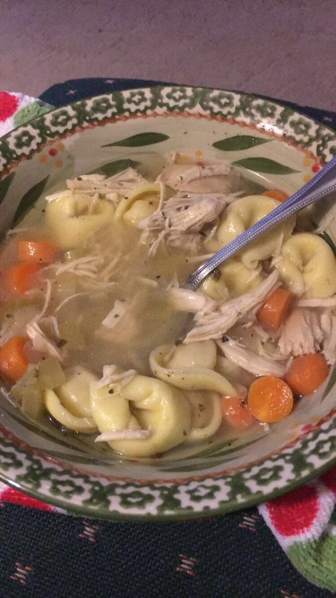 LeanneSettle's tweet photo. Homemade soup &amp; football. Perfect Sunday 😊🏈 https://t.co/IoHVmEeQyh