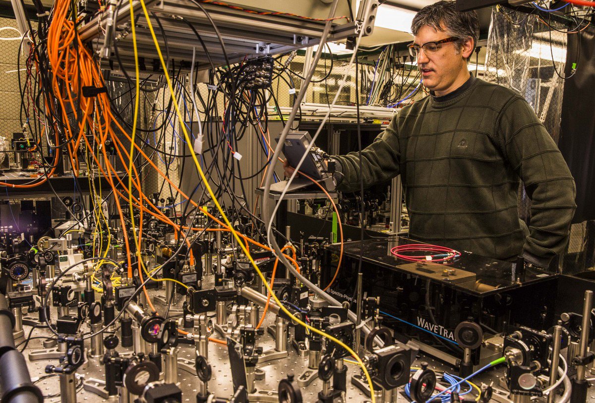 Quantum computers is. Квантовый компьютер. Квантовый суперкомпьютер. Первый квантовый компьютер.